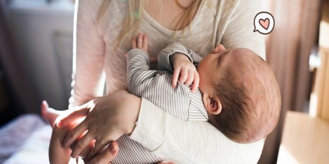 Cara Aman Menggendong Bayi